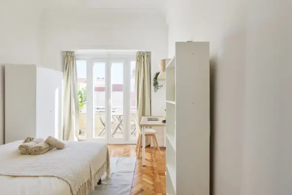 Room in a shared 11-bedroom apartment for rent in Lisbon, suitable for professionals and students
